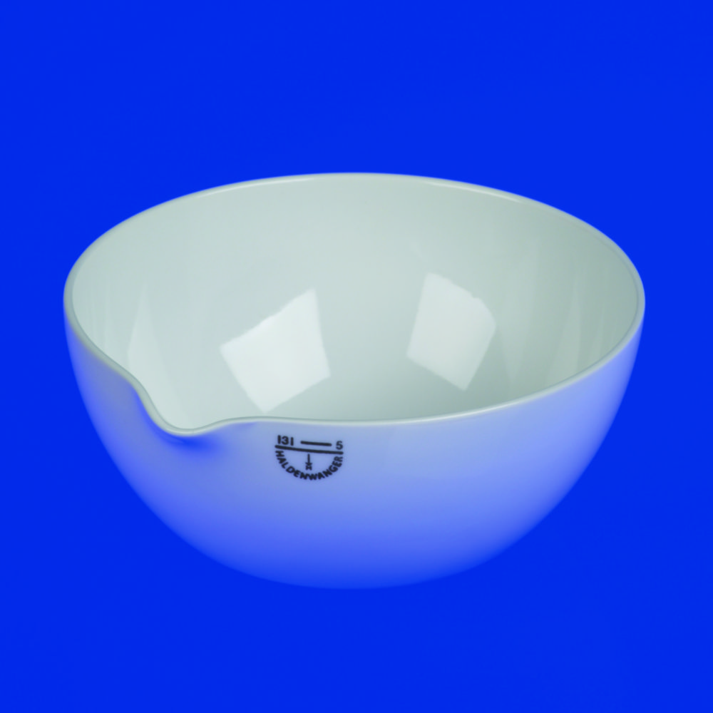 Evaporating basins, porcelain, with spout, round bottom